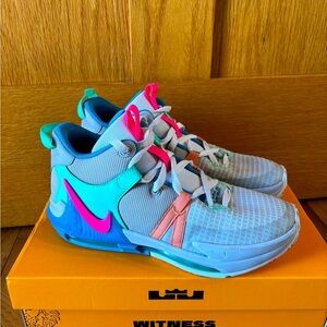 Nike LeBron Witness VII (GS) Size 7y